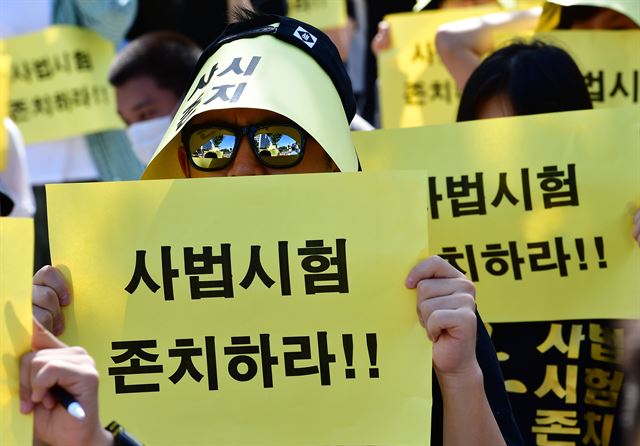 '개천에서 난 용'을 위해 사법시험을 존치해야 한다는 주장이 끊이지 않았다. 로스쿨의 문제점을 문제점대로 두더라도 사시가 개천에서 난 용을 보장해주는지, 또 그 용이 바람직한지에 대한 얘기는 빠져있다. 한국일보 자료사진