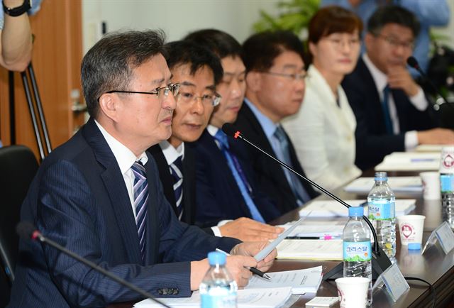 신동건 공정거래위원회 사무처장이 26일 오전 서울 종로구 통의동 국정기획자문위원회에서 업무보고를 하고 있다. 연합뉴스