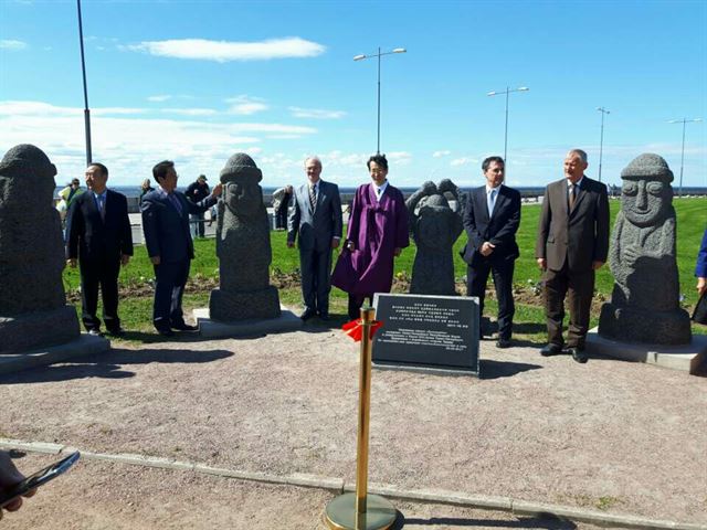 26일 러시아 상트페테르부르크 정도(定都) 300주년 기념공원에서 한국과 러시아 우호협력 증진의 징표로 제주도가 기증한 제주 돌하르방 제막식이 열렸다. 제주도 제공.