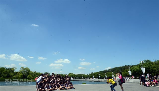 오랫만에 미세 먼지가 사라지고 파란 하늘이 모습을 드러낸 26일 오전 서울 상암동월드컵공원에서 학생들이 사진을 찍고 있다.2017.05.26 신상순 선임기자 /2017-05-26(한국일보)