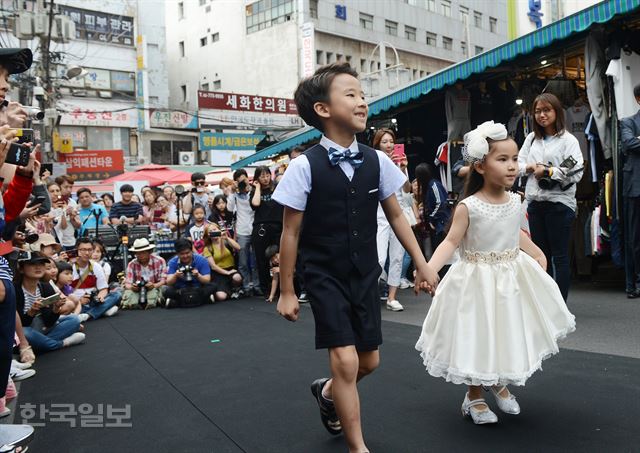 26 남대문 아동복 패션쇼에 모델로 나선 어린이들이 선보인 공주 패셔. 신상순 선임기자