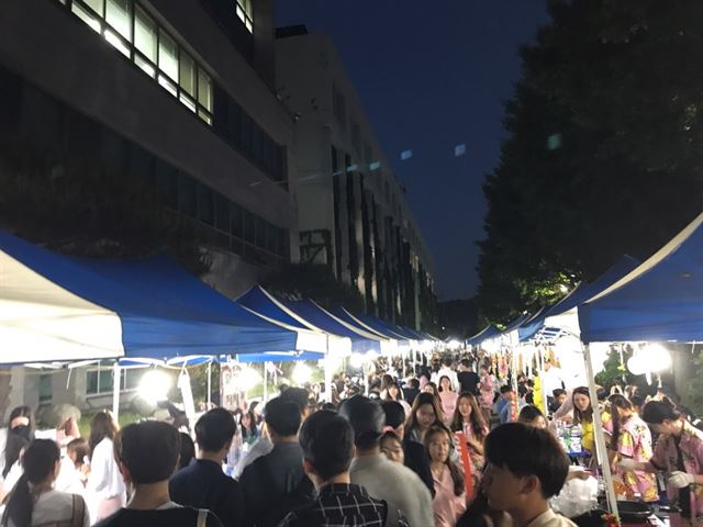 지난 24일 서울 용산구 청파동 숙명여대 축제 첫날 주점에 방문한 많은 사람들의 모습. 평소와 달리 많은 외부인이 유입되는 날인 만큼, 학생들이 신경 쓰는 부분 또한 많아질 수 밖에 없다. 김빛나 인턴기자