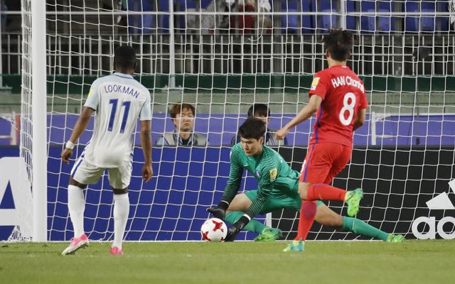 U-20축구대표팀 골키퍼 송범근(가운데)이 26일 수원월드컵경기장에서 열린 잉글랜드와 A조 마지막 경기에서 상대 슈팅을 잡아내고 있다. 수원=연합뉴스