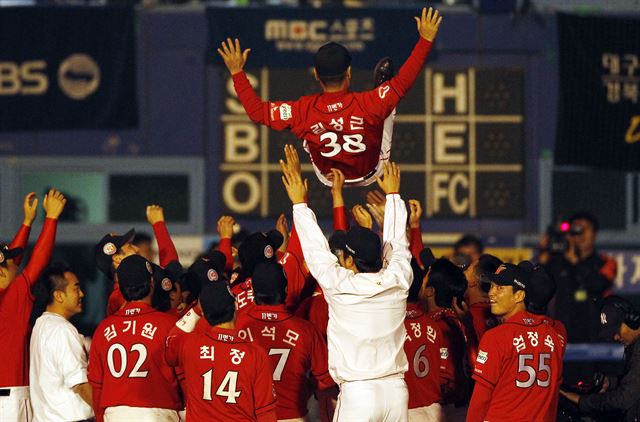 대구시민운동장에서 열린 2010 프로야구 한국시리즈 4차전 삼성-SK경기에서 승리해 한국시리즈 우승을 차지한 SK와이번스 선수들이 김성근 감독을 헹가래 치고 있다. 연합뉴스