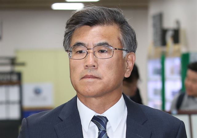 김학현 전 공정거래위원회 부위원장이 26일 오후 서울중앙지법에서 열린 이재용 삼성전자 부회장 공판에 증인으로 출석하고 있다. 연합뉴스