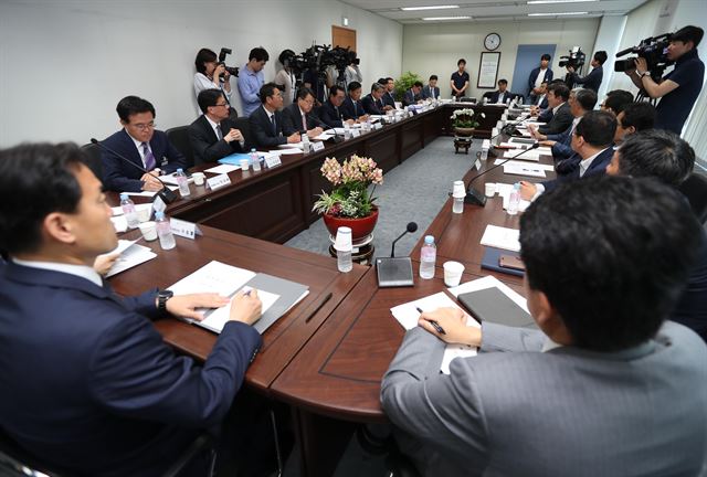 27일 오전 서울 종로구 국정기획자문위원회 회의에서 경찰청 간부들이 업무보고를 하고 있다. 연합뉴스