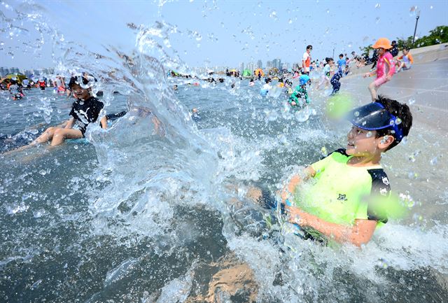 한여름날씨를 보인 28일 오후 서울 여의도 물빛광장을 찾은 아이들이 물놀이를 즐기고 있다. 뉴스1.