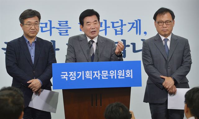 김진표 국정기획자문위원장이 28일 오후 서울 종로구 통의동 국정기획자문위원회에서 언론 브리핑을 하고 있다.김 위원장은 최근 인사청문회 논란 등과 관련해 '고위 공직자 임용 기준안'을 마련한다고 밝혔다. 뉴스1