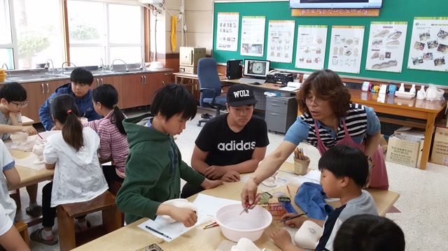 경북 안동시 온혜초등학교 전교생들이 도예만들기 체험을 배우고 있다. 온혜초등 제공.