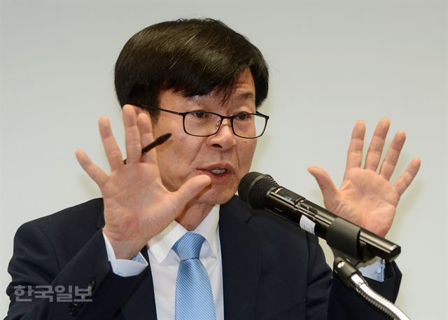 김상조 공정거래위원장 후보자가 18일 오전 서울 중구 한국공정거래조정원에서 열린 기자간담회에서 재벌 정책 등의 질문에 답하고 있다. 신상순 선임기자