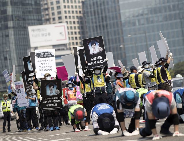 29일 오후 서울 광화문광장에서 열린 '민주노총, 노동정책 대전환 촉구를 위한 도심 농성돌입' 기자회견 후 참석자들이 최저임금 1만원 쟁취, 비정규직 문제 해결 등을 촉구하며 청운동사무소 방향으로 삼보일배를 하고 있다. 2017.5.29 서울=연합뉴스