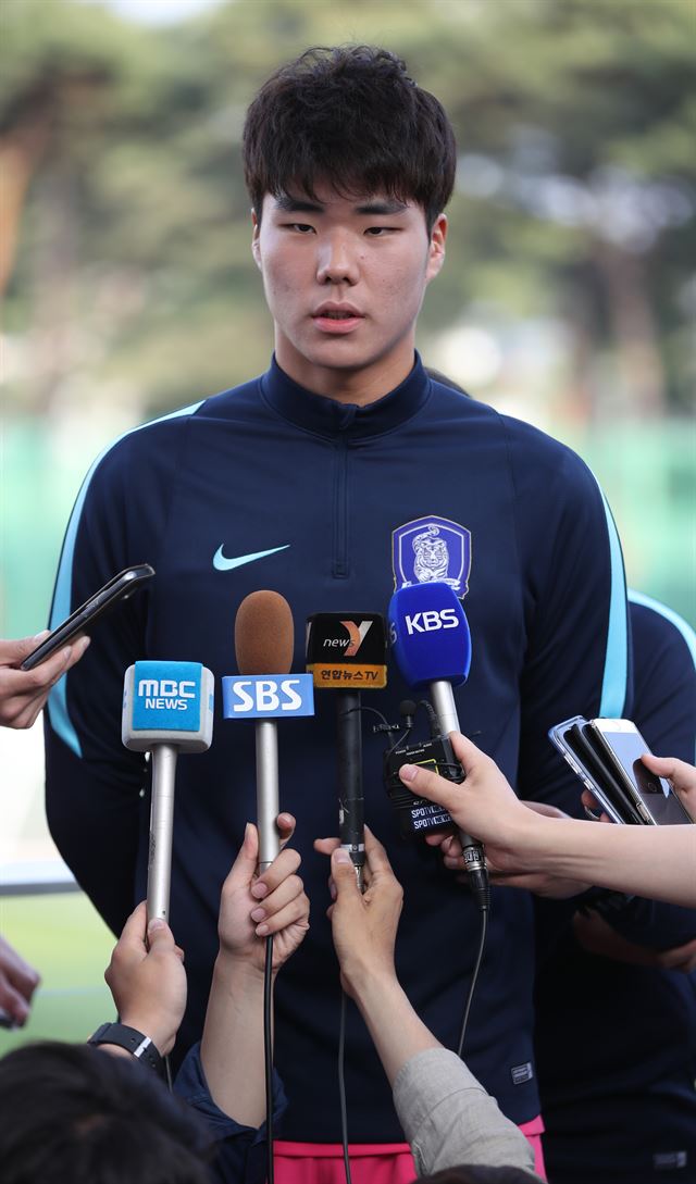 U-20 대표팀 골키퍼 송범근이 29일 충남 천안축구센터에서 취재진과 인터뷰하고 있다. 천안=연합뉴스