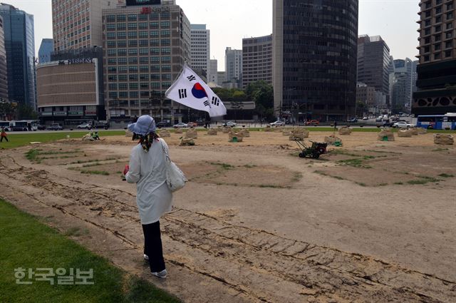 [170530-5] [저작권 한국일보] 30일 오전 한 보수단체 회원이 천막 철거된 서울광장을 바라보고 있따. 2017.05.30 신상순 선임기자ssshin@hankookilbo.com