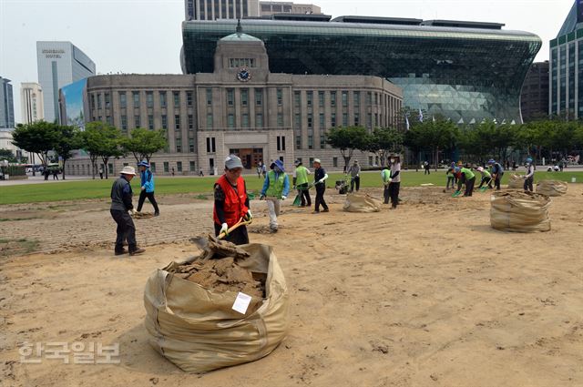 30일 오전 서울시는 서울 광장에 지난 1월부터 설치되어 있던 보수단체 천막을 철거 하고 잔디식재 작업을 시작 했다. 신상순 선임기자ssshin@hankookilbo.com