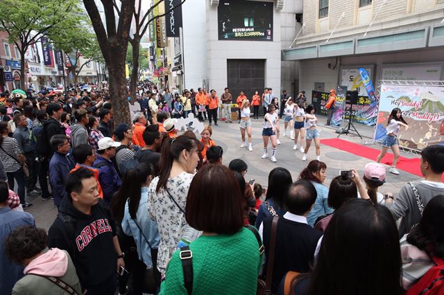 충남 보령시가 지난해 보령머드축제 개막을 앞두고 서울 명동에서 개최한 게릴라 홍보전. 보령시 제공