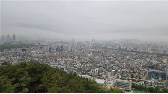 도시 숲이 부유먼지와 미세먼지 감축에 큰 역할을 하는 것으로 나타났다. 사진은 지난 9일 미세먼지로 덮힌 서울의 모습. 산림청 제공