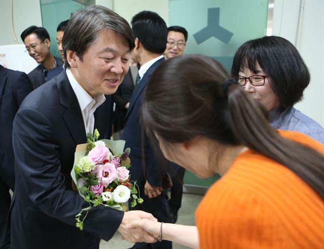 안철수 전 국민의당 공동대표가 23일 경남 창원시 국민의당 경남도당을 방문해 관계자들과 악수를 하고 있다. 창원=연합뉴스