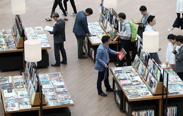 30일 오전 서울 강남구 코엑스몰 내 개장한 '별마당도서관'에서 시민들이 비치된 책을 살펴보고 있다. 2개 층으로 구성된 이 도서관은 대형서가 3개에 만여 권에 달하는 다양한 책과 잡지코너, 최신 이북 시스템을 갖췄다. 2017.5.30 서울=연합뉴스