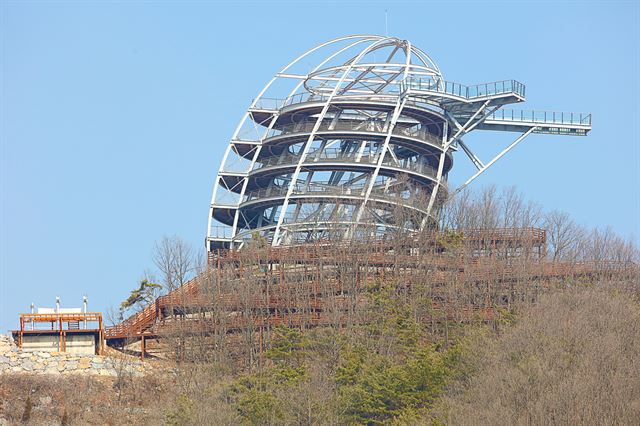 잔도 개통에 맞춰 함께 문을 열 예정인 단양 만천하스카이워크. 남한강 절벽 100m위에 설치됐다.