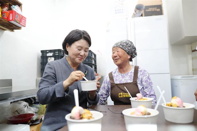 문재인대통령 부인 김정숙 여사가 30일 오후 경남 진주시 대안동에 위치한 진주 중앙시장을 방문해 시장 상인과 이야기를 하고 했다. 김정숙 여사는 지난 대선때 당선되면 다시 찾기로 약속했었다. 2017.5.30.청와대제공