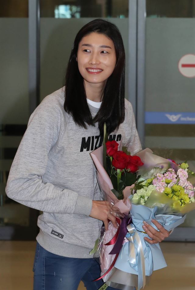 터키 여자배구 시즌을 마치고 지난 8일 귀국한 김연경이 활짝 웃고 있다. 페네르바체 잔류와 중국 진출을 놓고 고민하던 김연경은 30일 중국 상하이 구오후아 라이프와 1년 계약을 했다고 공식 발표했다. 영종도=연합뉴스