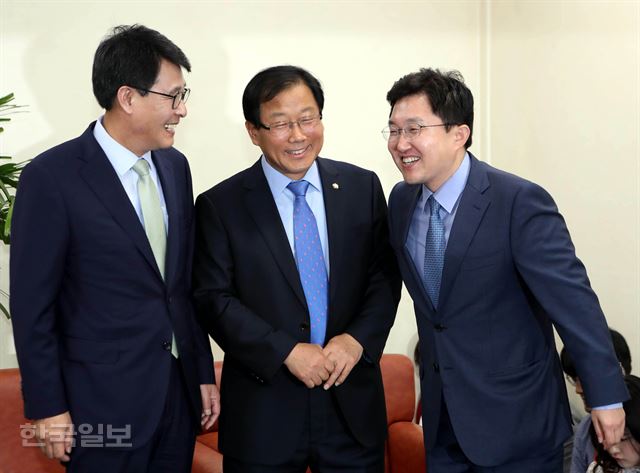 이낙연 국무총리 후보자 인사청문특별위원회는 30일 자유한국당을 제외한 채 여야 간사단 회의를 열어 31일 이 후보자 인사청문심사경과보고서를 채택하기로 의결했다. 왼쪽부터 국민의당 간사인 김광수 의원, 더불어민주당 간사인 윤후덕 의원, 바른정당 간사인 김용태 의원. 배우한 기자