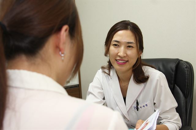 이애현 산부인과 전문의가 여성질환이 발병할 수 있는 시기와 검진법에 대해 설명하고 있다. 대구 이애현피움산부인과 제공.