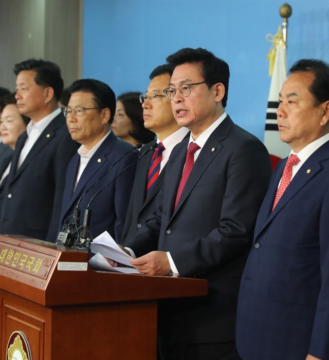 자유한국당 정우택 대표 권한대행 겸 원내대표(오른쪽 두번째)등 의원들이 31일 오전 국회 정론관에서 '총리 후보자 임명동의 반대와 관련해 국민 여러분께 드리는 호소문'을 발표하고 있다. 연합뉴스