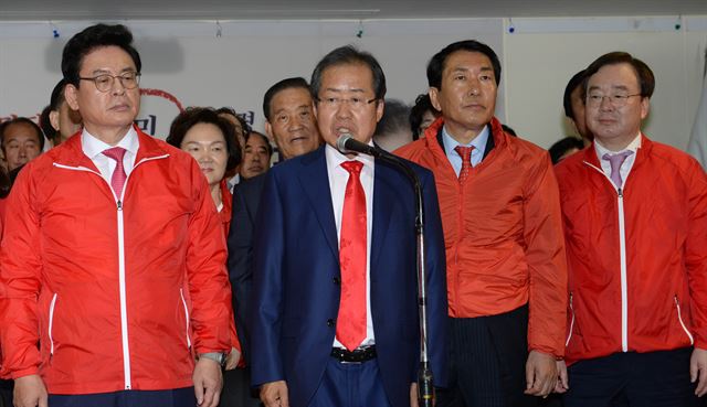 자유한국당 대선 후보였던 홍준표(가운데) 전 경남지사가 9일 대선 개표 결과 윤곽이 나오자 한국당 상황실을 방문해 낙선 소감을 밝히고 있다. 오대근 기자