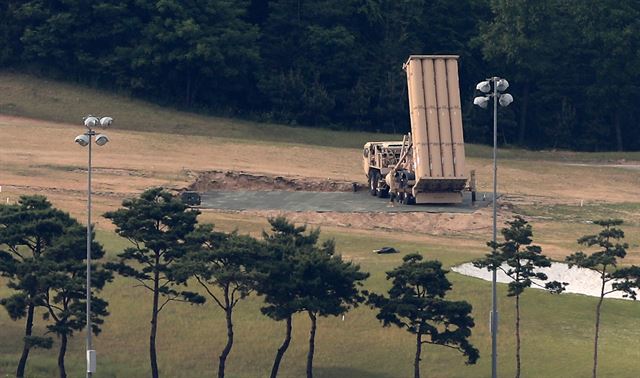 30일 오후 경북 성주군 성주골프장에서 사드 발사대가 하늘을 향하고 있다. 연합뉴스