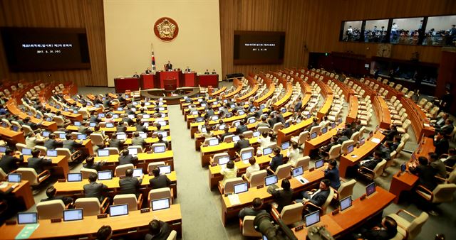 이낙연 국무총리 후보자 인준을 앞두고 31일 오후 국회에 본회의장에서 정세균 국회의장이 자유한국당 의원들의 의원총회로 본회의가 늦어지는 것에 대한 양해를 구하고 있다. 연합뉴스