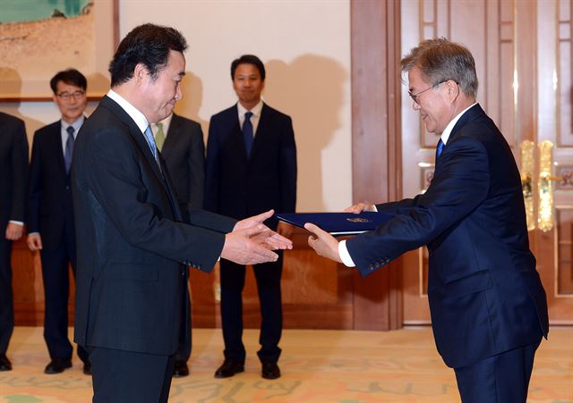 문재인 대통령이 31일 청와대 본관 접견실에서 이낙연 총리에게 임명장을 수여하고 있다. 고영권 기자