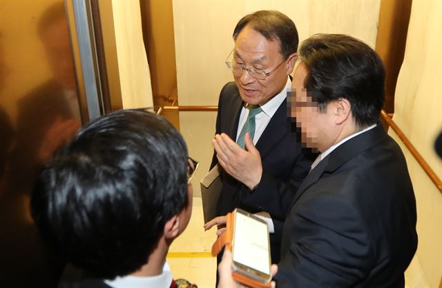 이헌수(가운데) 국정원 기획조정실장이 31일 오전 업무보고를 위해 통의동 국정기획자문위원회 엘리베이터에 타고 있다. 연합뉴스