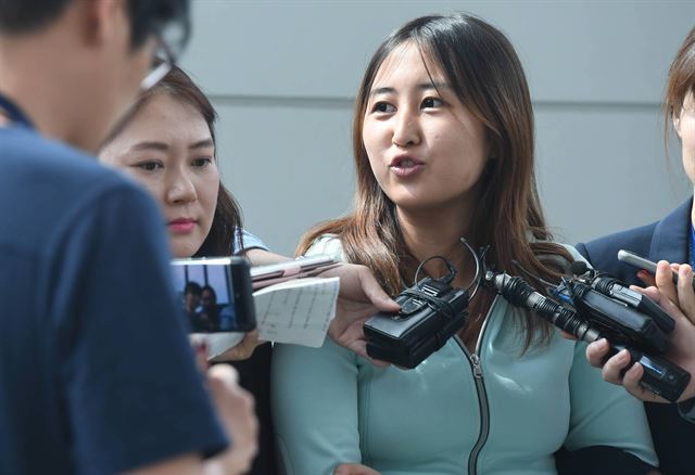 '비선 실세' 최순실 씨의 딸 정유라 씨가 31일 오후 인천공항에서 가진 취재진과 인터뷰에서 "엄마와 박 전 대통령 사이 일 몰라…저는 억울하다" 라고 말하고 있다. 연합뉴스