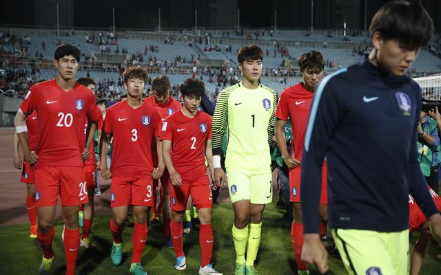 대표팀 선수들이 30일 천안종합운동장에서 열린 2017 국제축구연맹(FIFA) 20세 이하(U-20) 월드컵 16강전 포르투갈과 경기에서 1-3으로 패한 뒤 그라운드를 빠져 나오고 있다. 천안=연합뉴스