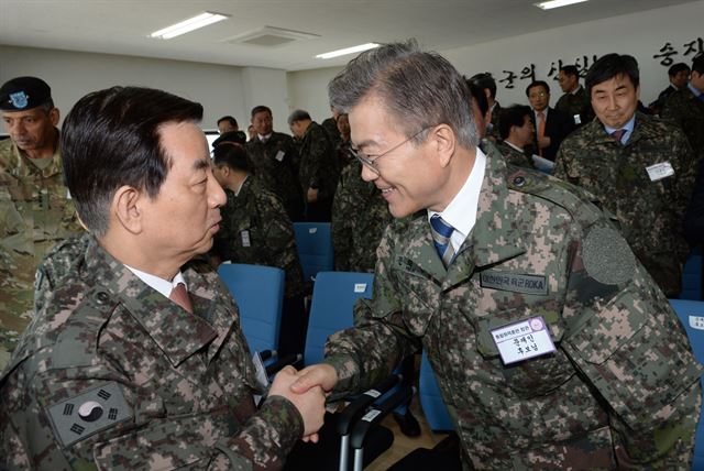 문재인 더불어민주당 대선후보가 26일 경기 포천 승진훈련장에서 열린 2017 통합화력격멸훈련을 참관 후 한민구 국방장관과 악수하고 있다. 오대근기자 inliner@hankookilbo.com