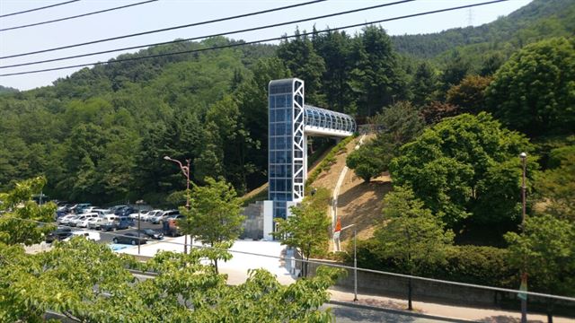 대구 앞산충혼탑에 새로 들어선 엘리베이터와 보도교. 대구시 제공