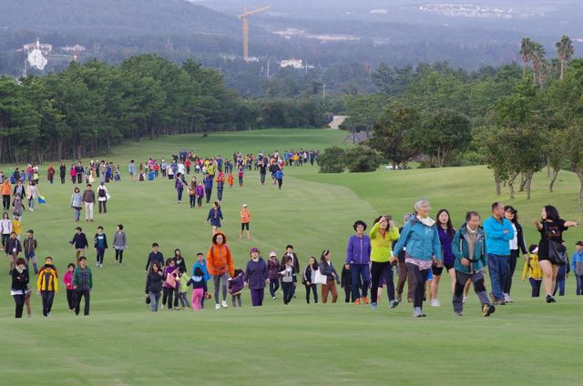 제주 서귀포시 중문골프장을 걸으며 낭만을 즐기는 ‘중문골프장 달빛걷기’ 행사가 6월부터 11월까지 6개월간 매월 첫째, 셋째 금요일에 운영된다. 사진은 지난해 행사 모습. 한국관광공사 제공.