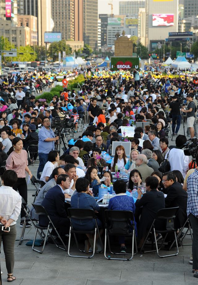 서울시가 지난달 27일 광화문광장에서 연 ‘서울시민 미세먼지 대토론회’에 참석한 시민 3,000여명이 열띤 토론을 벌이고 있다. 이 자리에서 박원순 시장은 대기질 개선을 위한 ‘5대 실천약속’을 내놓았다. 서울시 제공