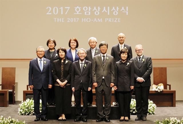 1일 서울 중구 호암아트홀에서 열린 '2017 호암상 시상식'에서 수상자 등이 기념촬영을 하고 있다. 앞줄 왼쪽부터 호암재단 손병두 이사장, 의학상 백순명 교수 부부, 공학상 장진 교수 부부, 스벤 리딘 전 노벨화학상 위원장. 뒷줄 왼쪽부터 과학상 최수경 교수, 사회봉사상 라파엘클리닉의 안규리 대표와 김전 이사장, 예술상 서도호 작가. 호암재단 제공