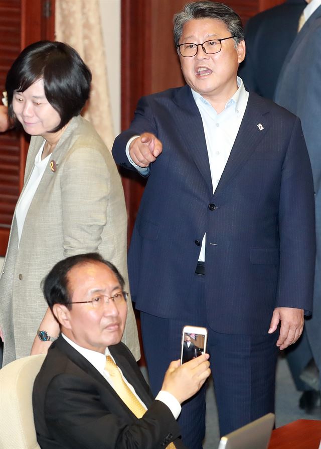 31일 국회 본회의에서 이낙연 국무총리 후보자 임명동의안이 상정되자 조원진(오른쪽) 새누리당 의원이 항의를 하고 있다. 연합뉴스