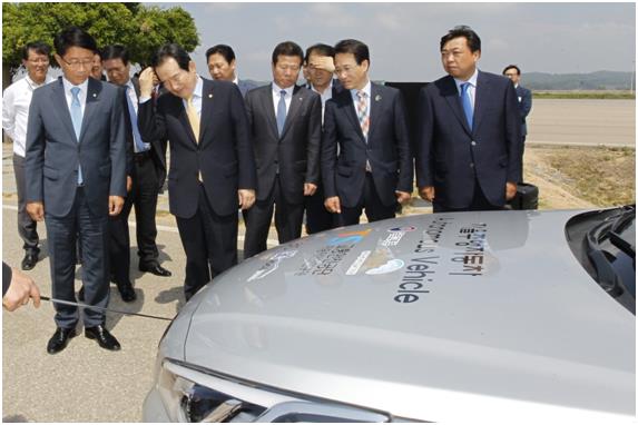 정세균 국회의장이 1일 교통안전공단 관계자로부터 자율주행자동차에 대한 설명을 듣고 있다. 교통안전공단 제공