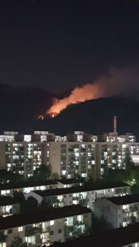 1일 오후 서울 노원구 상계동 수락산에 대형 산불이 발생했다. 진화에 나선 소방당국은 “규모가 큰 편”이라고 밝혔다. 연합뉴스