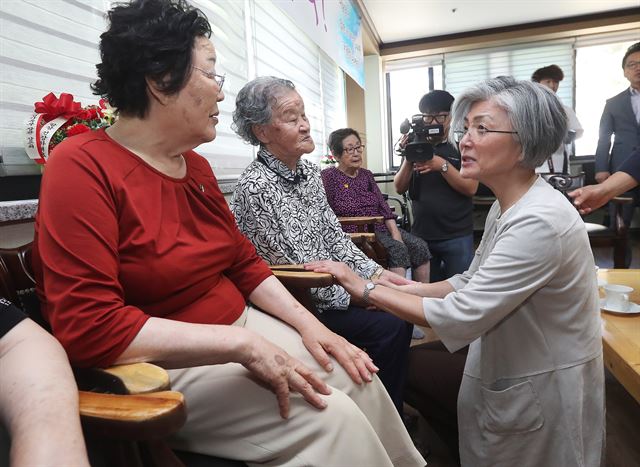 강경화 외교부 장관 후보자가 2일 오전 경기도 광주시 퇴촌면 일본군 위안부 피해 할머니들의 쉼터 나눔의집을 방문해 할머니들과 인사를 하고 있다. 2017.6.2 경기광주=연합뉴스