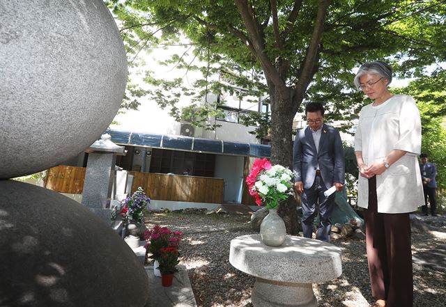 강경화 외교부 장관 후보자가 2일 오전 경기도 광주시 퇴촌면 일본군 위안부 피해 할머니들의 쉼터 나눔의집을 방문해 추모비 앞에서 묵념하고 있다. 2017.6.2 경기광주=연합뉴스