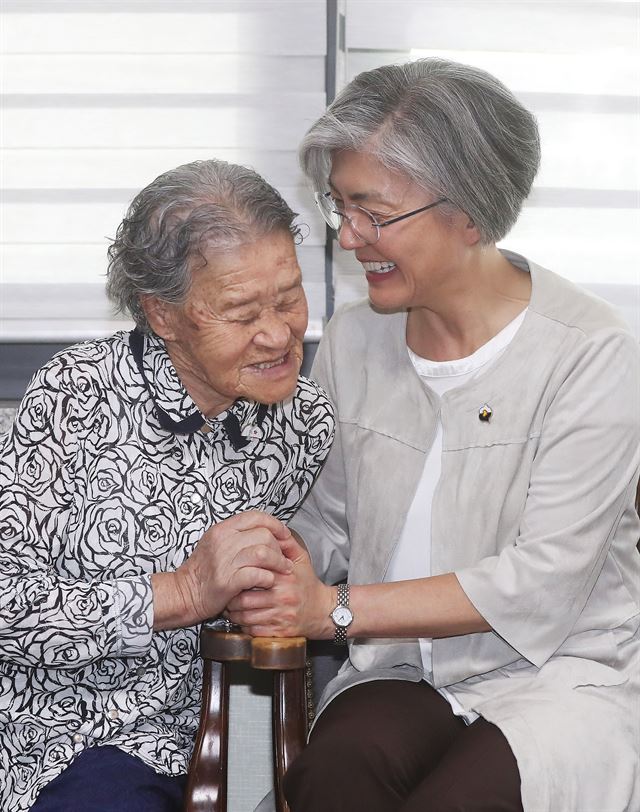 강경화 외교부 장관 후보자(오른쪽)가 2일 오전 경기도 광주시 퇴촌면 일본군 위안부 피해 할머니들의 쉼터 나눔의집을 방문해 박옥선 할머니와 이야기를 나누고 있다. 2017.6.2 경기광주=연합뉴스