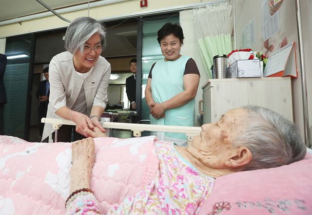 강경화 외교부 장관 후보자가 2일 오전 경기도 광주시 퇴촌면 일본군 위안부 피해 할머니들의 쉼터 나눔의집을 방문해 정복수 할머니 손을 잡아주고 있다. 2017.6.2 경기광주=연합뉴스