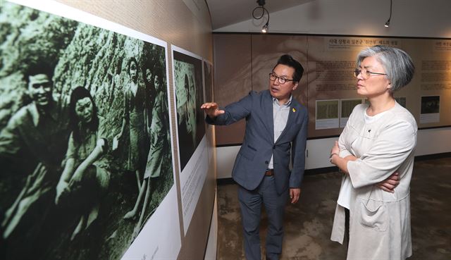 강경화 외교부 장관 후보자가 2일 오전 경기도 광주시 퇴촌면 일본군 위안부 피해 할머니들의 쉼터 나눔의집을 방문해 역사관을 둘러보고 있다. 2017.6.2 경기광주=연합뉴스