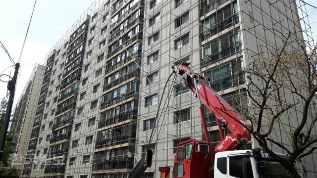 2일 서울 영등포구 당산동의 한 아파트 재건축 공사장에서 고소작업대차가 꺾이는 사고가 발생해 아파트 12층 높이에서 작업 중이던 근로자 2명이 사망했다.