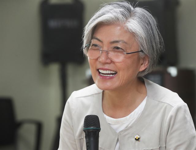 강경화 외교부 장관 후보자가 2일 오전 경기 광주시 퇴촌면 일본군 위안부 피해 할머니들의 쉼터 나눔의집을 방문해 할머니들과 이야기를 나누며 웃고 있다. 연합뉴스